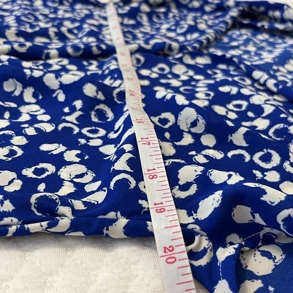 W5 Blue and White Print Short Sleeve Twist Front Top - Picture 8 of 9